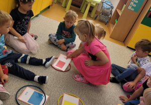 Dzieci dopasują obrazek z kolorem do odpowiedniej ramki