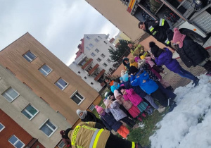 Dzieci oglądają duży strażacki wentylator