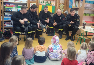 Strażacy pokazują dzieciom aparat tlenowy