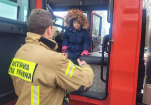 Dzieci przechodzą przez kabinę wozu na drugą stronę