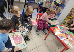 Dzieci oglądają ksiązeczki