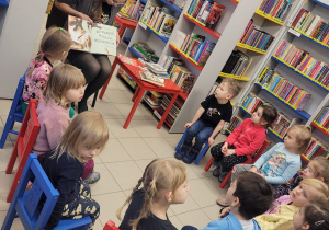Dzieci słuchają opowieści o Łosiu Erneście