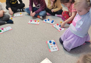 Gra Bingo - dzieci po usłyszeniu słówka, szukają go na tabliczce i gdy je mają zasłaniają obrazek