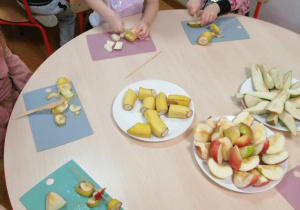 Dzieci samodzielnie kroją owoce
