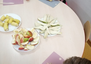Dzieci samodzielnie kroją owoce