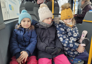 Dziewczyny siedzą w autobusie