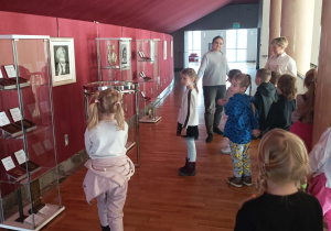 Dzieci oglądają eksponaty znajdujące się w teatrze