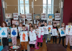 Dzieci prezentują swoje prace jako projektanci strójów