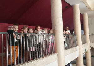 Dzieci stoją na balkonie teatru