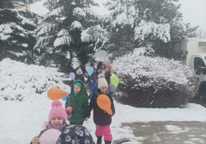Dzieci wracają z śnieżną pogodę do przedszkola