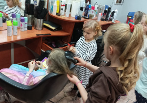 Dziewczynki same się bawią we fryzjera . Julka czese włosy kolezanki