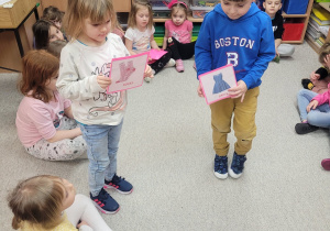 Wskaż na koledze i nazwij ubranie, które wylosowałeś z flashcards.