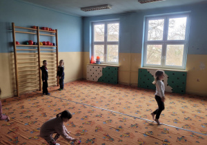 Dzieci szaleją na sali zabaw znajdującej się w szkole