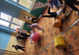 Dzieci szaleją na sali zabaw znajdującej się w szkole