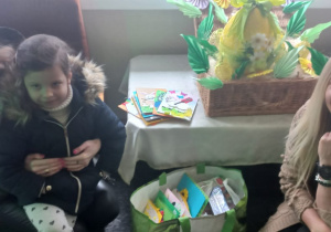 Hania wraz mamą przekazały kartki wielkanocne do Domu Pomocy Społecznej
