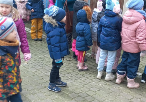 Dzieci stoją obok stajni