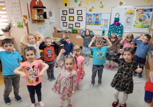 Dzieci tańczą i wykonują ruchy muzycznej rymowanki