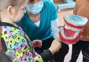 Nadia przy pomocy Pani Stomatolog myje zęby na specjalnej dentystycznej jamie ustnej
