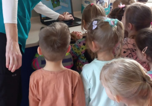 Dzieci oglądają bajkę o myciu zębów
