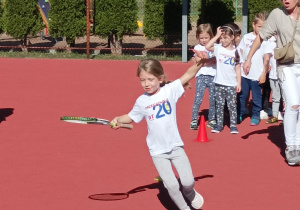 Melisa wykonuje ćwiczenie sprawnosciowe z paletką