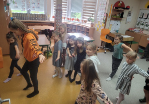 Dzieci tańczą układ na zajęciach tanecznych