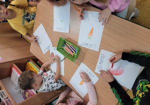Dzieci rysują warzywo na zajeciach z angielskiego