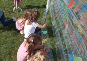 Dzieci malują na streczu farbami