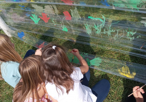 Dzieci malują na streczu farbami