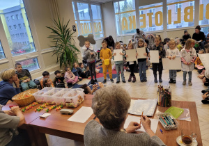 Dzieci ilustrują ruchem wiersz ,, Słoń Trąbalski ''