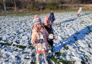 Dziewczynki pozują na śniegu