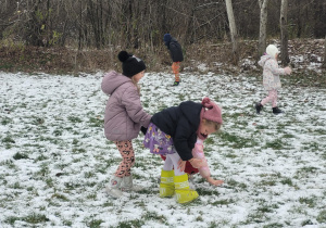 Dziewczynki otrzepują się ze sniegu