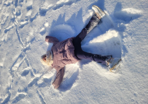 Laura robi aniołka na śniegu