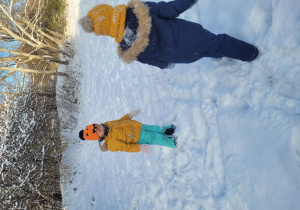 Aleksander stoi na śniegu