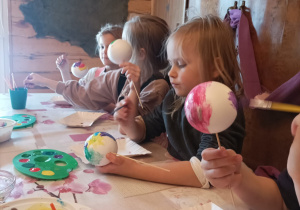 Dzieci dekorują farbami swoje bombki