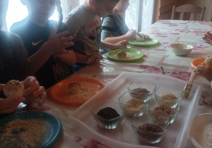 Dzieci przygotowują swój chlebek
