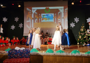 Dziewczynki jako śnieżynki tańczą na scenie