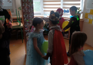 Nadia i Król Szymon tańczą z balonem na brzuchu
