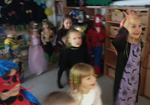 Dzieci tańczą i wirują na parkiecie