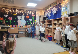 Dzieci stoją i recytują wiersze dla Babci i Dziadka