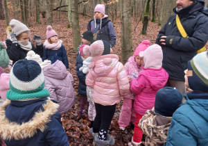 Dzieci stoją i słuchają Pana leśnika