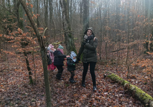 Pani Paulinka wraz dziećmi spaceruje wsród drzew