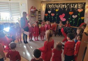 Dzieci stoją w kole ubrani na czerwono