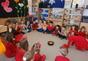 Dzieci wykonują poze medytacji
