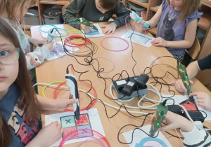 Dzieci próbują swoich sił z tworzeniem prac długopisem 3D