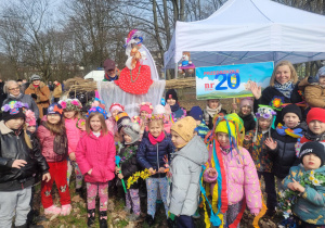 Dzieci pozują do zdjęcia z Marzanną- kukłą