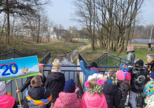 Dzieci na moście patrzą na utopioną Marzannę