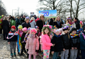 Dzieci pozują do zdjęcia z Panią Prezydent Miasta Łodzi