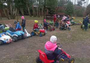 Dzieci jezdzą na rowerkach 4 kołowych