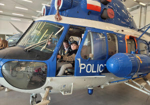 Leon i Wiktor siedzą w helikopterze policyjnym