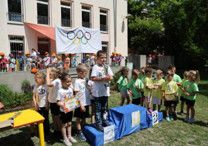 Wiktor trzyma puchar- stoi na podium